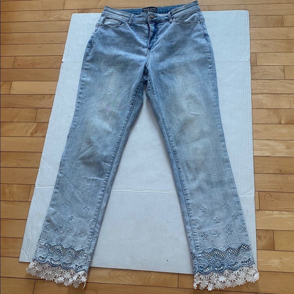 FRANK LYMAN Montreal
Straight Leg Blue Ankle Jeans with Embroidery Size Large